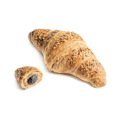 Croissant integrale con semi di sesamo, un pezzo più piccolo tagliato mostra ripieno ai frutti di bosco