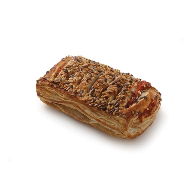 Rotolo di pasta sfoglia dorata con sesamo e semi di lino, farcito di pomodoro, su sfondo bianco