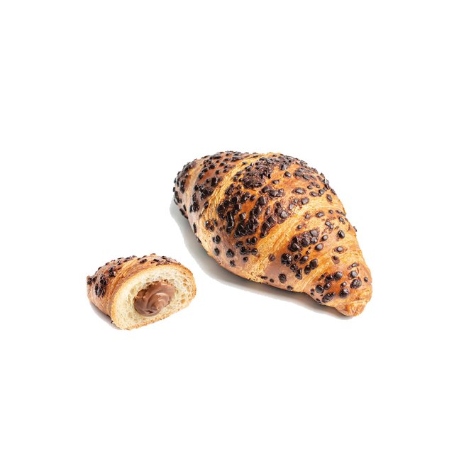 Cornetto intero con gocce di cioccolato accanto a una porzione tagliata con ripieno al cioccolato e nocciola, su sfon...