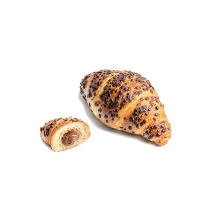 Cornetto intero con gocce di cioccolato accanto a una porzione tagliata con ripieno al cioccolato e nocciola, su sfon...
