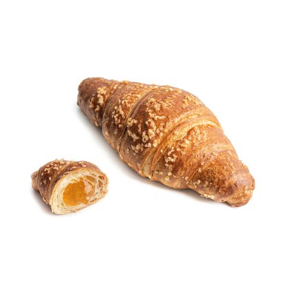 Croissant intero con zucchero accanto a una metà farcita con marmellata di albicocche, su sfondo bianco.