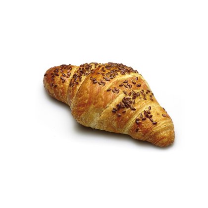 Croissant dorato al forno con semi di lino, su sfondo bianco.