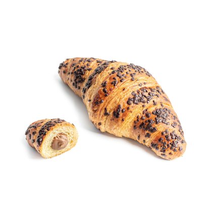 Cornetto con gocce di cioccolato, tagliato per mostrare il ripieno alla nocciola, su sfondo bianco.