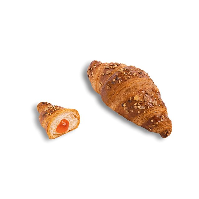 Due croissant multicereali con farcitura all'albicocca, uno intero e uno tagliato a metà, su sfondo bianco.