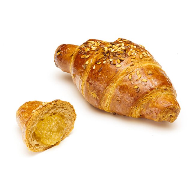Croissant multicereali dorato con semi, pezzo tagliato con morbido ripieno giallo, su sfondo bianco