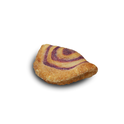 Sfogliatina dorata con ripieno di frutti di bosco viola su crosta rigata, su sfondo bianco.