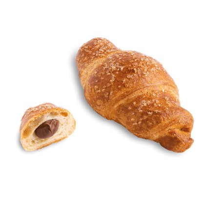 Croissant con zucchero e ripieno di cioccolato, intero e a sezione, su sfondo bianco.