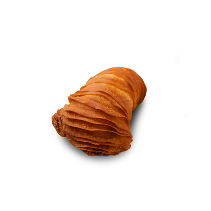 Involtino di pasta fritta dorata dalla texture stratificata e rigata su sfondo bianco.