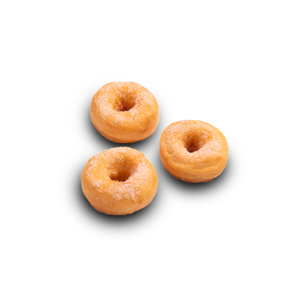 Tre mini donut zuccherate su sfondo bianco.