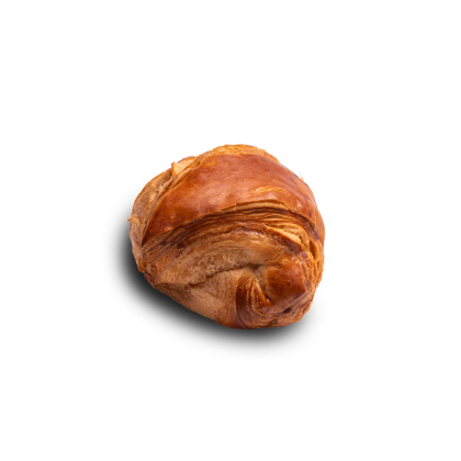 Croissant dorato e sfogliato con forma arricciata su sfondo bianco.