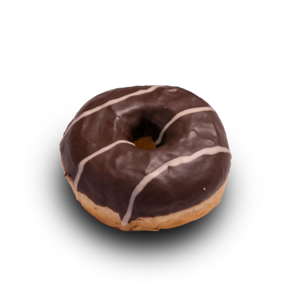 Ciambella glassata al cioccolato con tre sottili strisce di glassa bianca, su sfondo bianco.