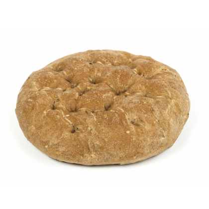 Pane piatto integrale rotondo e butterato, con crosta dorata, su sfondo bianco.