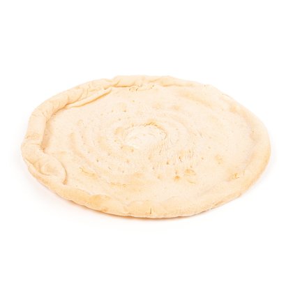 Impasto rotondo per focaccia non cotto, con bordo rialzato e superficie a spirale su sfondo bianco
