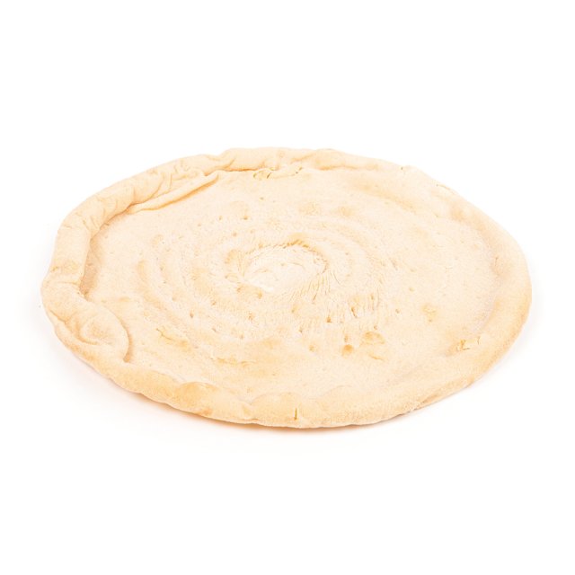 Impasto rotondo per focaccia non cotto, con bordo rialzato e superficie a spirale su sfondo bianco