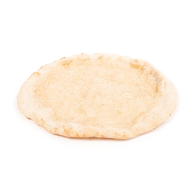 Base rotonda di pasta per pizza non cotta, con bordo rialzato e superficie testurizzata, su sfondo bianco.