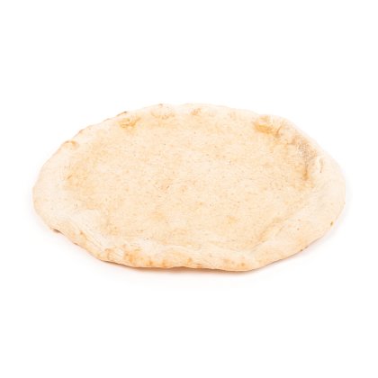 Base rotonda di pasta per pizza non cotta, con bordo rialzato e superficie testurizzata, su sfondo bianco.