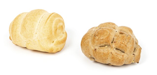 Due panini affiancati su sfondo bianco, uno bianco semplice e uno ai cereali con semi