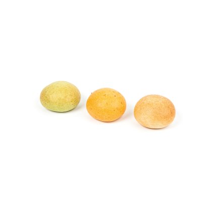 Tre palline rotonde e ruvide ricoperte di zucchero, verdi, arancioni e color tortora, su sfondo bianco.
