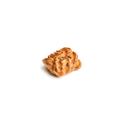 Treccia dorata di pasta sfoglia con gocce di cioccolato, glassata e friabile, su sfondo bianco.