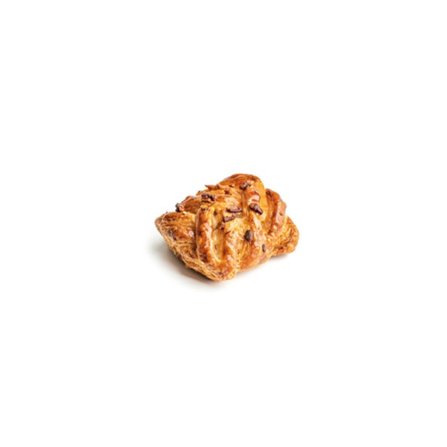 Treccia dorata di pasta sfoglia con gocce di cioccolato, glassata e friabile, su sfondo bianco.