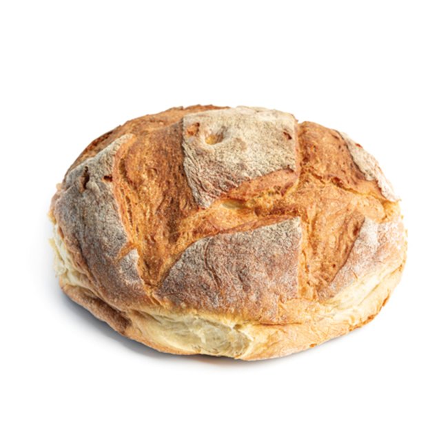 Pagnotta tonda di pane artigianale croccante, crosta dorata incisa e spolverata di farina, su sfondo bianco.