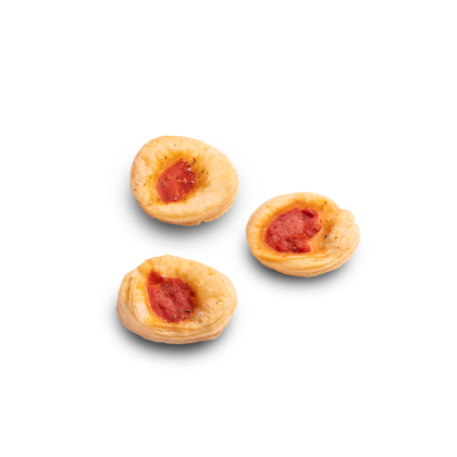 Tre tartellette di pasta sfoglia farcite con salsa di pomodoro, su sfondo bianco.