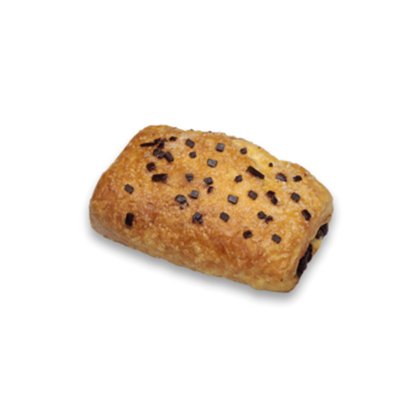 Croissant dorato con pezzi di cioccolato fondente, su sfondo bianco.