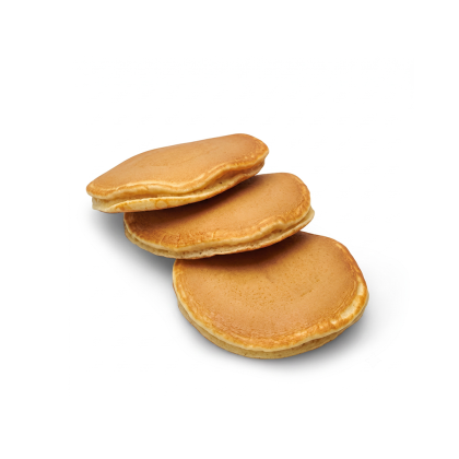 Pila di tre pancake dorati disposti a scalare su sfondo bianco.