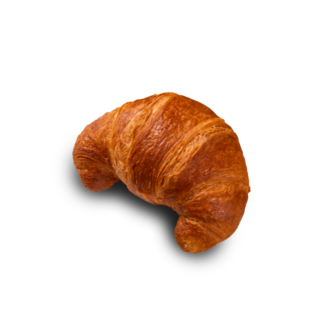 Croissant curvo dorato con strati sfogliati e lucidi su sfondo bianco.