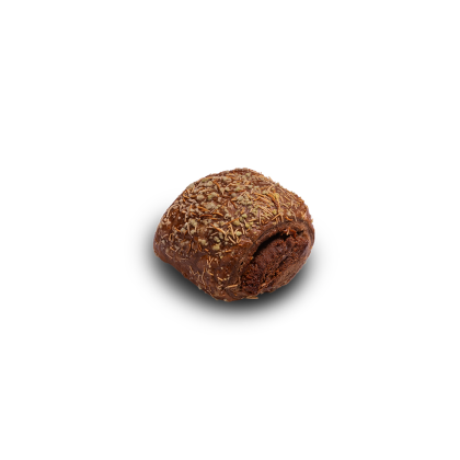 Tartufo al cioccolato brigadeiro ricoperto di codette croccanti, morso che rivela l'interno fondente.