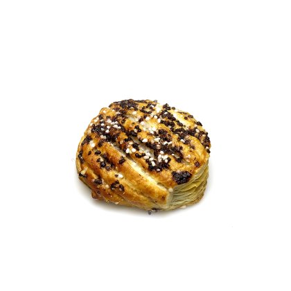 Pasticcino dorato rotondo con pezzi di cioccolato, semi di sesamo e granella di zucchero, su sfondo bianco