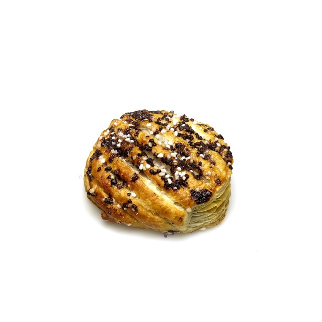Pasticcino dorato rotondo con pezzi di cioccolato, semi di sesamo e granella di zucchero, su sfondo bianco