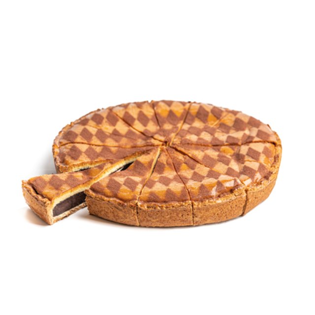 Crostata rotonda con motivo a scacchi marrone e beige, tagliata a fette, con una fetta estratta