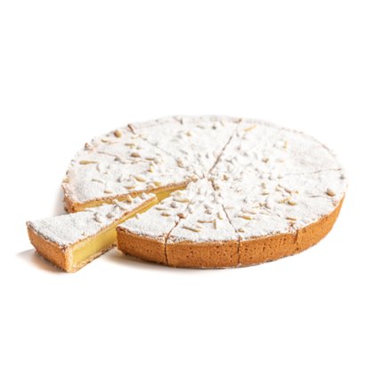 Crostata rotonda con crema e pinoli, spolverata di zucchero a velo, tagliata a fette su sfondo bianco.