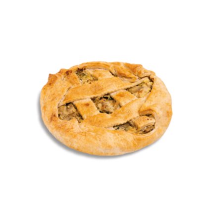 Torta salata dorata al forno con crosta a intreccio, ripiena di verdure ed erbe, su sfondo bianco.