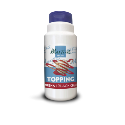 Bottiglia di plastica bianca di topping Martini Gelato gusto Amarena con tappo viola su sfondo bianco.