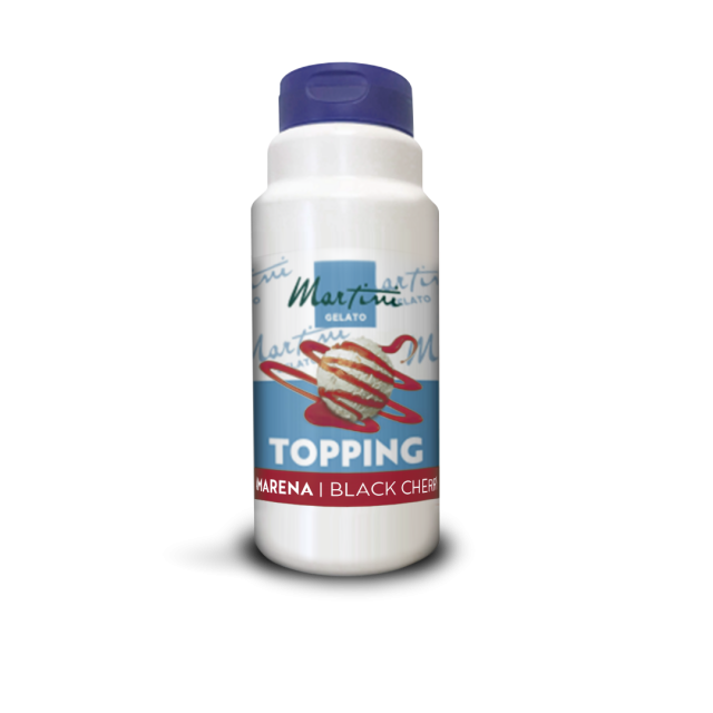 Bottiglia di plastica bianca di topping Martini Gelato gusto Amarena con tappo viola su sfondo bianco.