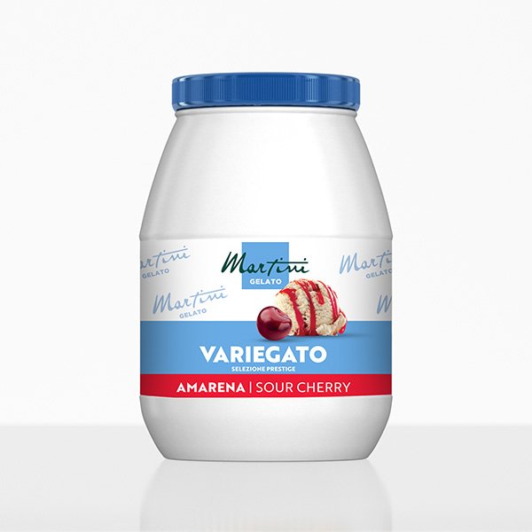 Vaschetta di plastica bianca Martini Gelato Variegato Amarena con coperchio blu ed etichetta di ciliegie.