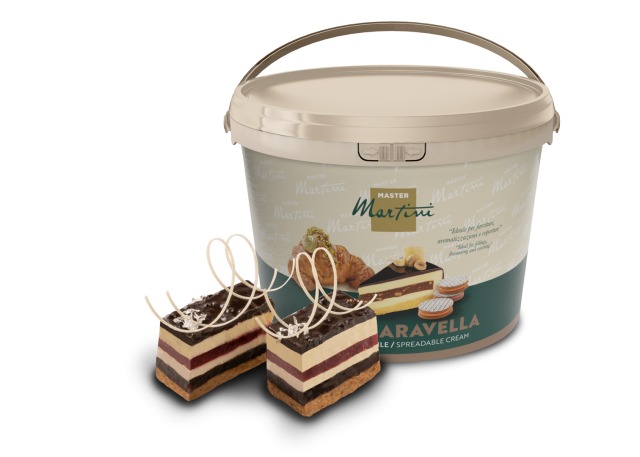 Secchiello di crema spalmabile Master Martini "Aravella" accanto a due fette di torta a strati con riccioli di ciocco...