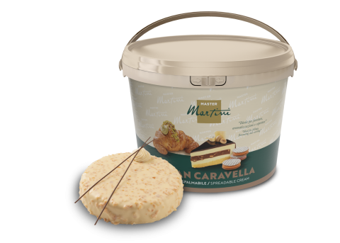Secchiello di crema spalmabile Master Martini Gran Caravella accanto a una fetta di torta decorata