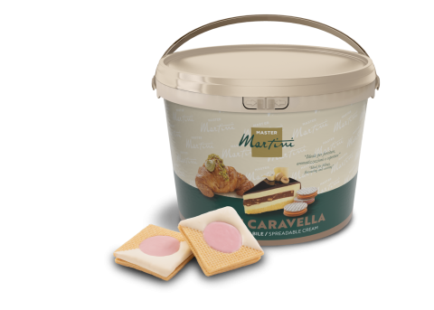 Secchiello beige Master Martini Caravella crema spalmabile accanto a due biscotti quadrati con farcitura rosa.