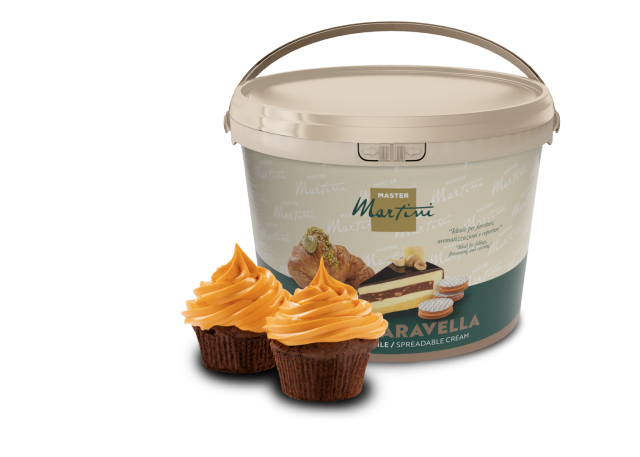 Secchiello beige di crema spalmabile Master Martini con due cupcake al cioccolato e glassa arancione davanti.
