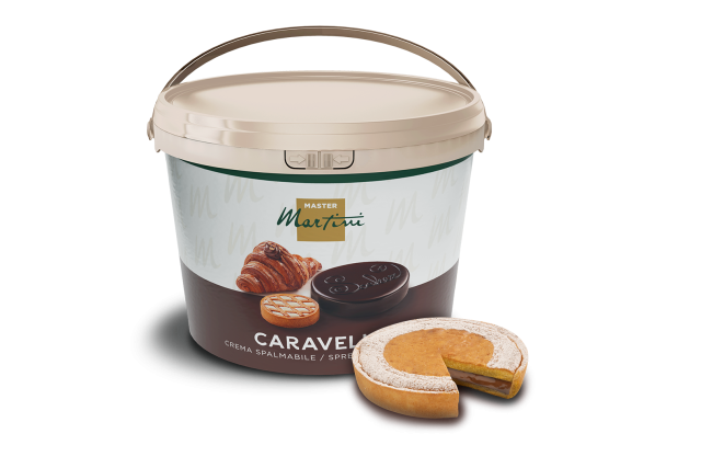 Secchio grande di crema spalmabile Master Martini Caravella, con immagini di croissant e biscotti, accanto a una fett...