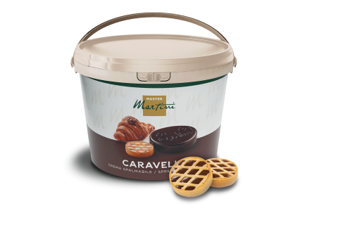 Vaschetta di plastica beige con crema spalmabile "Master Martini Caravelle", davanti crostate a graticcio.