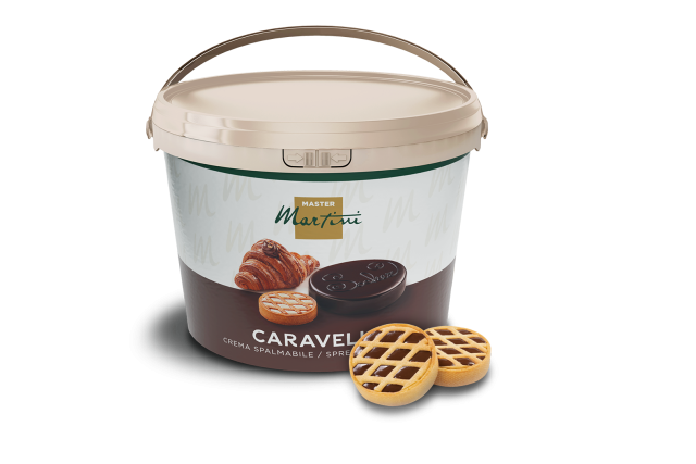 Vaschetta di plastica beige con crema spalmabile "Master Martini Caravelle", davanti crostate a graticcio.