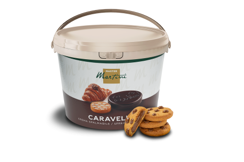 Secchiello di crema spalmabile al cioccolato Master Martini Caravella accanto a biscotti con gocce di cioccolato