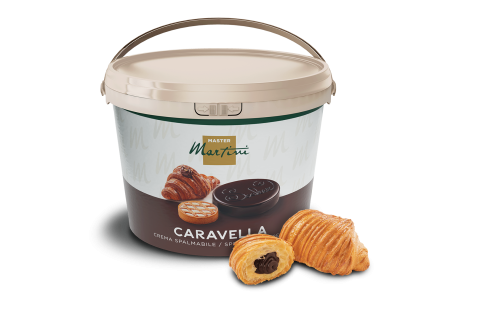 Secchiello di crema spalmabile al cioccolato Master Martini Caravella con due croissant al cioccolato.