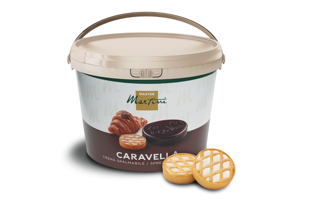 Secchiello in plastica di crema spalmabile Master Martini Caravella con maniglia, accanto a due crostatine con grigli...