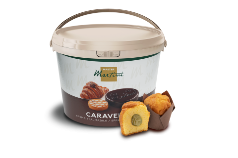 Secchiello Master Martini Caravel di crema spalmabile accanto a un muffin tagliato farcito e uno intero.