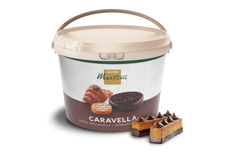 Secchiello di crema spalmabile al cioccolato Master Martini Caravella accanto a una fetta di dolce con cioccolato.